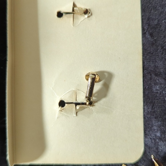 Sarah Coventry 1969 Demi-Flower Vtg. Gold Tone Flower Brooch & Clip-On Earrings - Picture 8 of 9